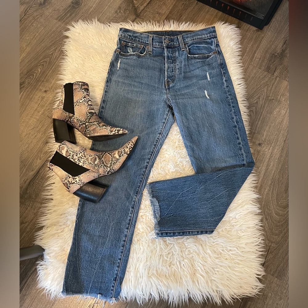 Medium wash Levi’s skinny 501